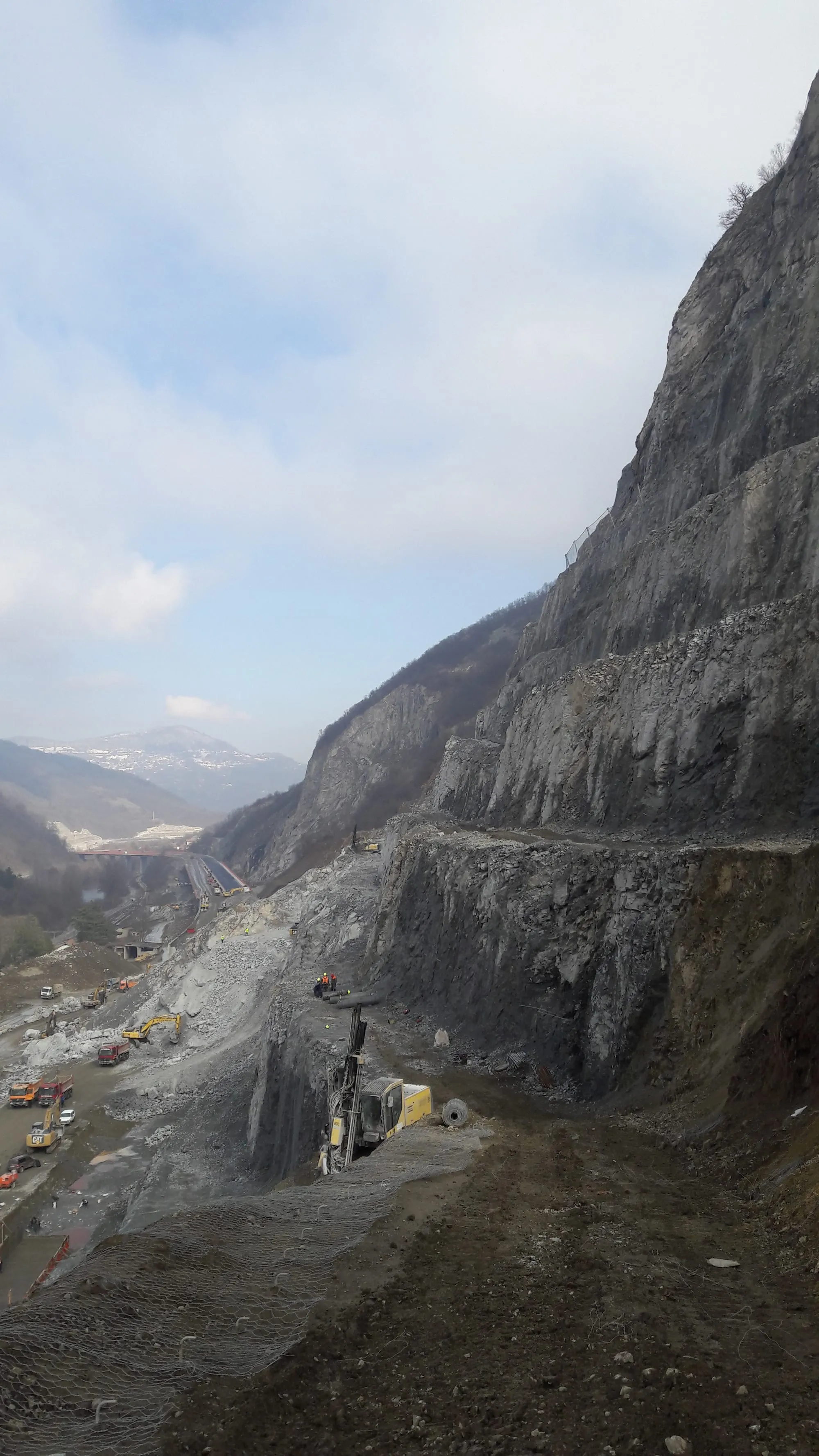 Kamenolom uz saobraćajnicu, pogled sa etaže