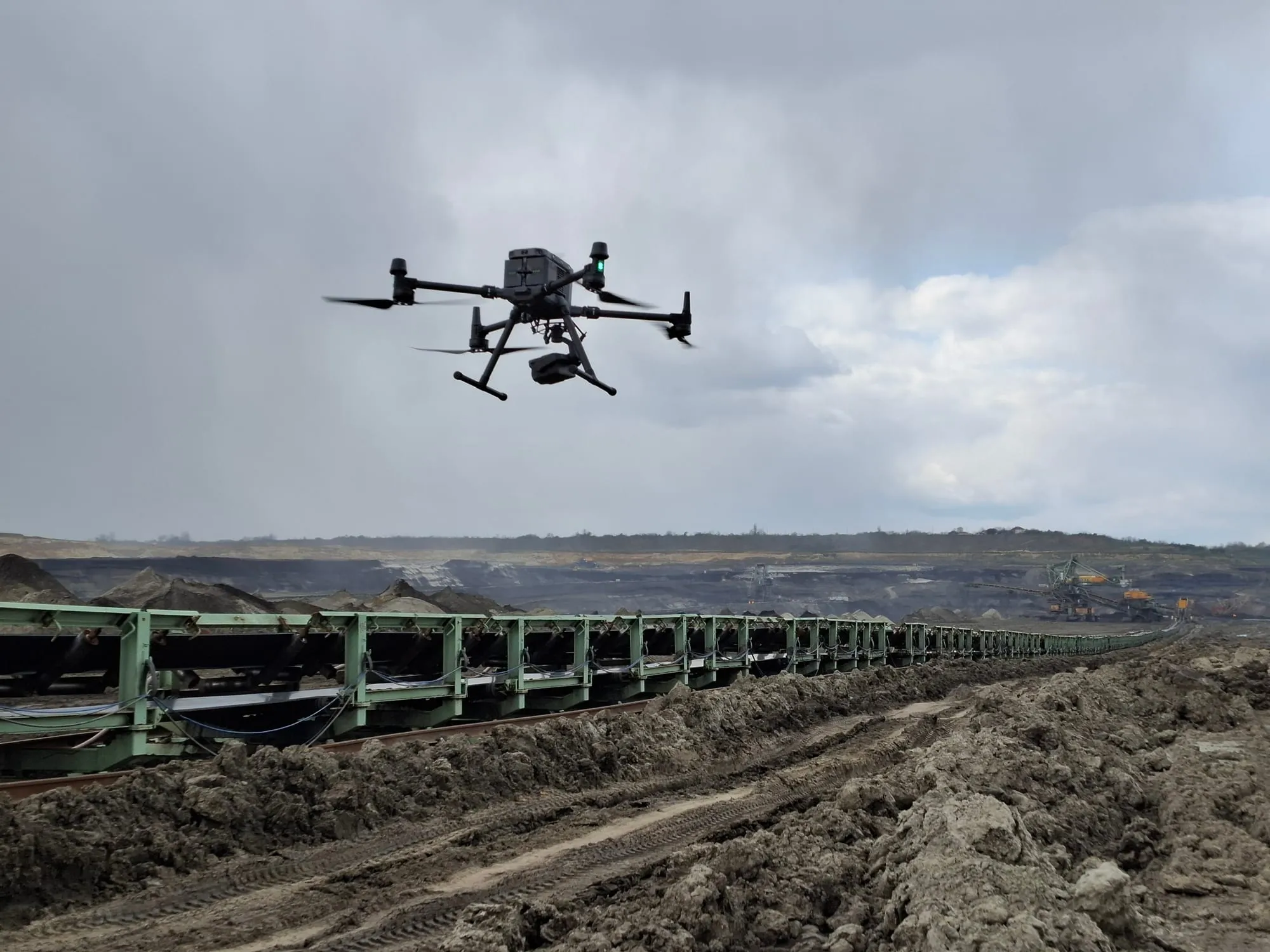 Dron iznad transportera na kopu